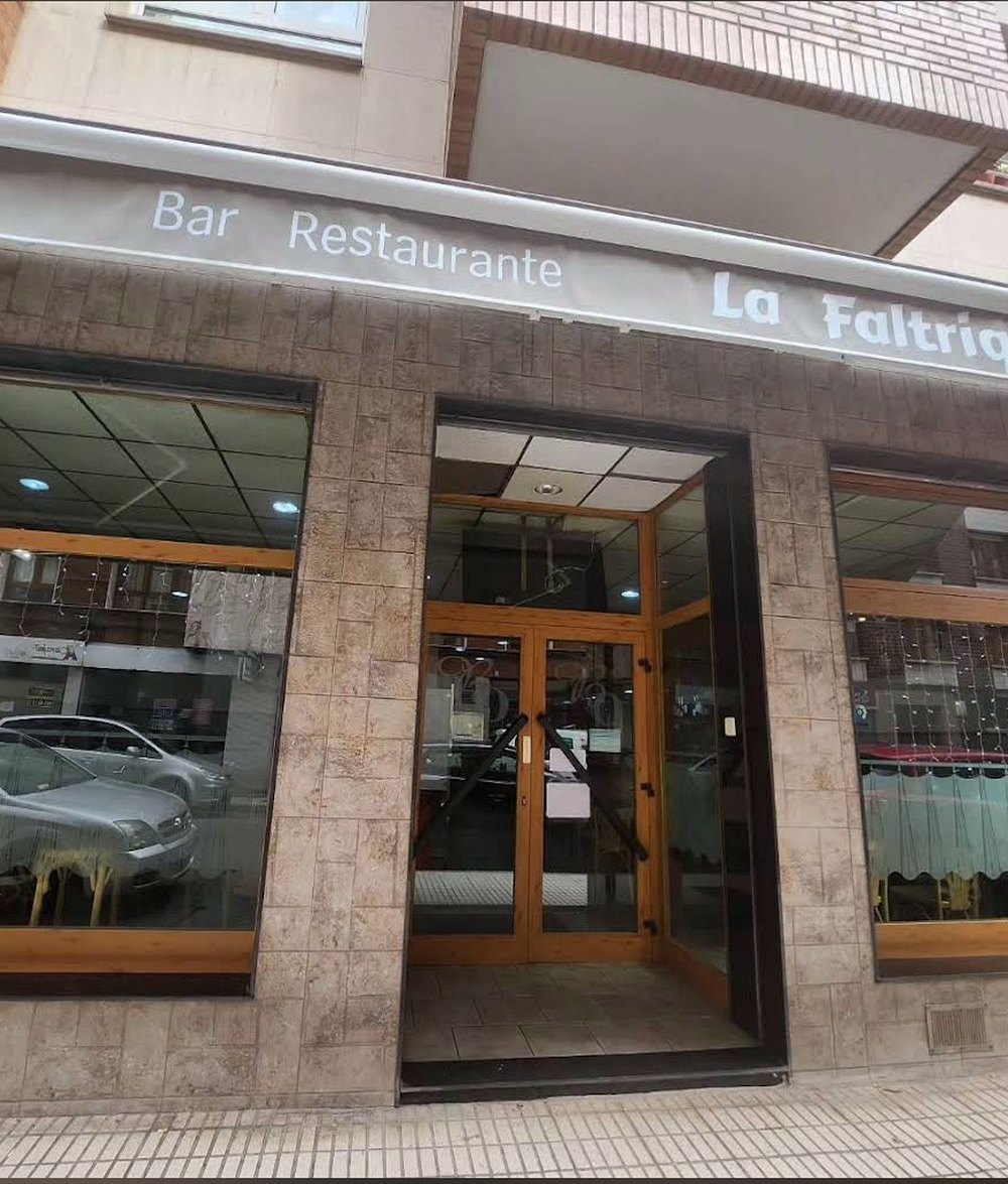 Fachada del Restaurante La Faltriquera en la calle Luanco