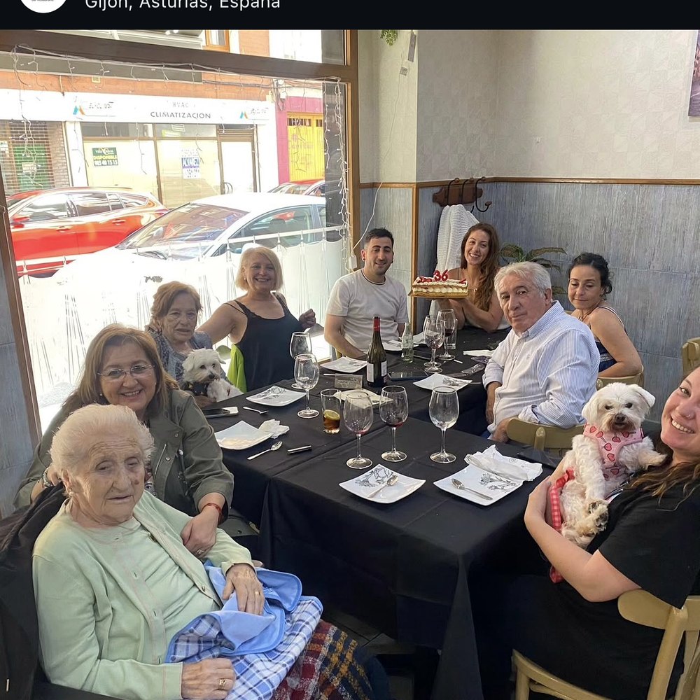 Comensales disfrutando en La Faltriquera
