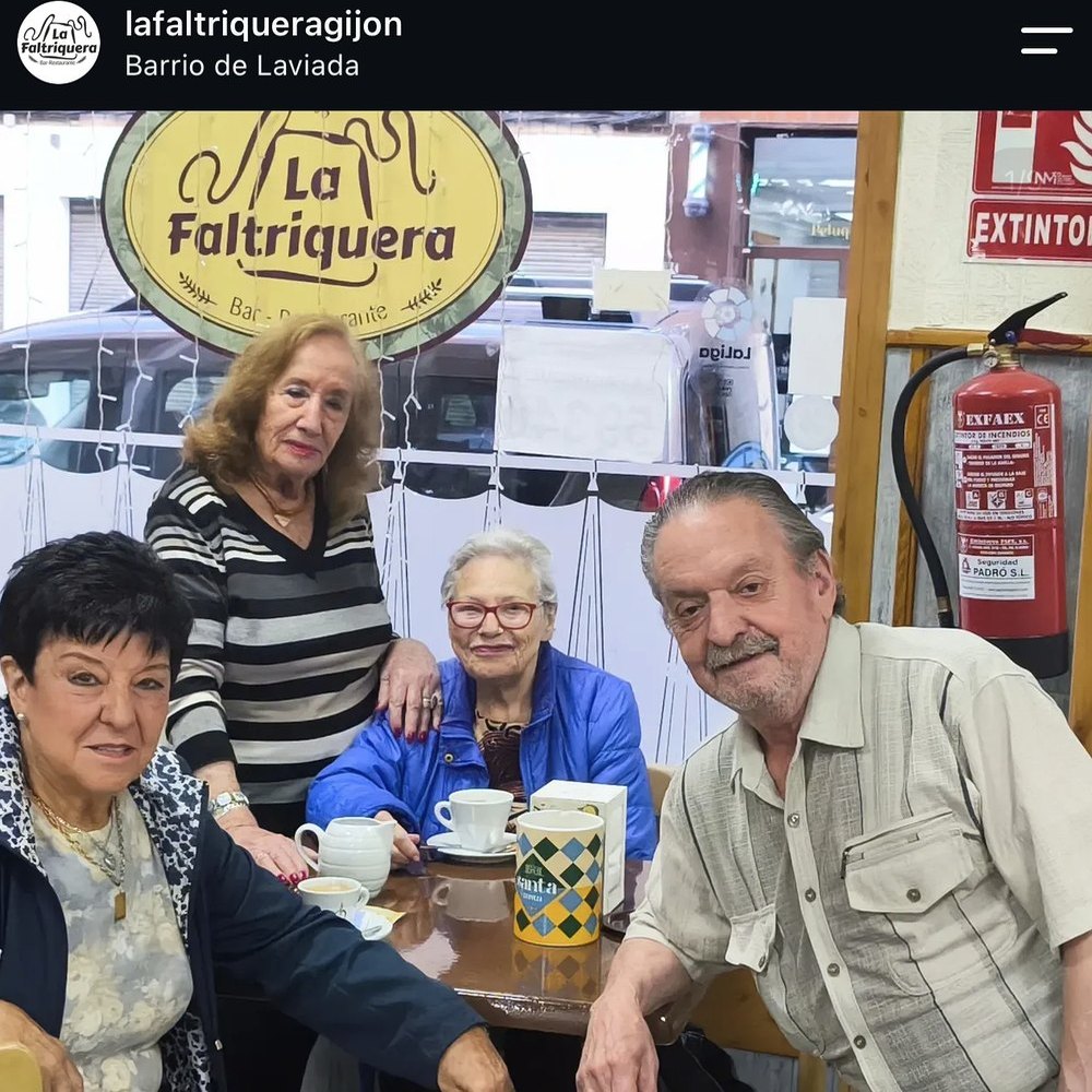Grupo de amigos en el restaurante